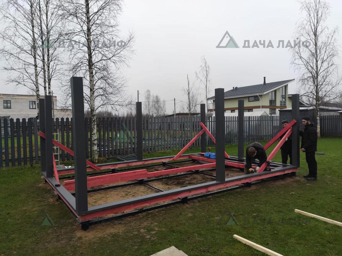 Установка нижней обвязки и столбов